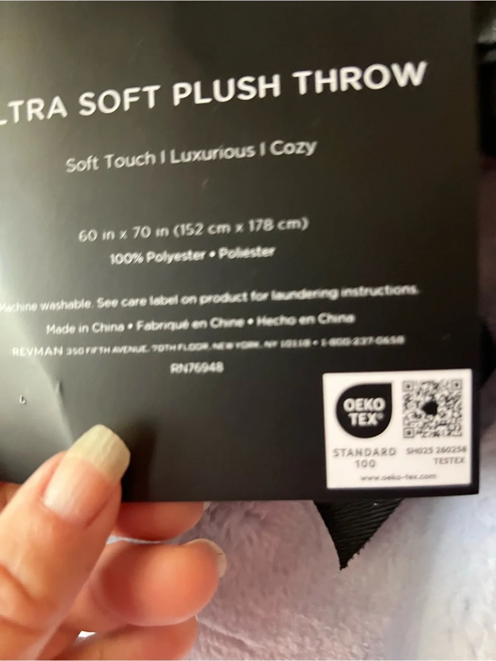 Vera Wang Ultra Soft Plush Throw - Light Blue 60x70 inches 109% polyester New.